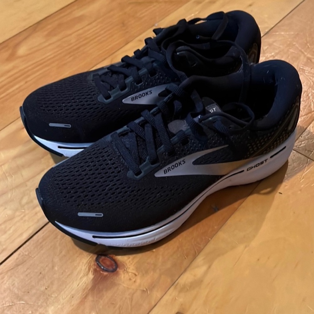 NWOT Brooks Running Shoes - women’s size 8 wide
